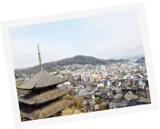 写真：街を見下ろしています。天寧寺 海雲塔や、たくさんの家や、海と山が写っています。