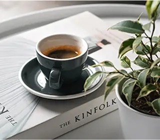 写真：本とコーヒーと植物