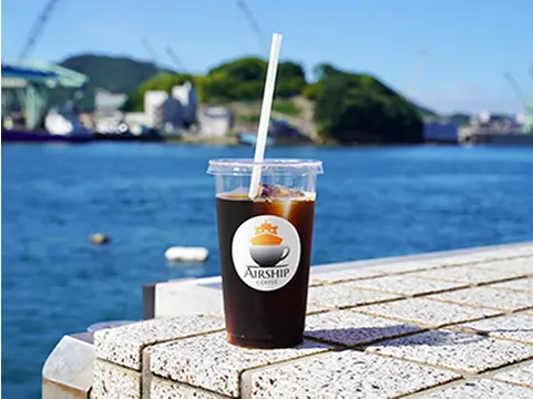 写真：海を背景にアイスコーヒー